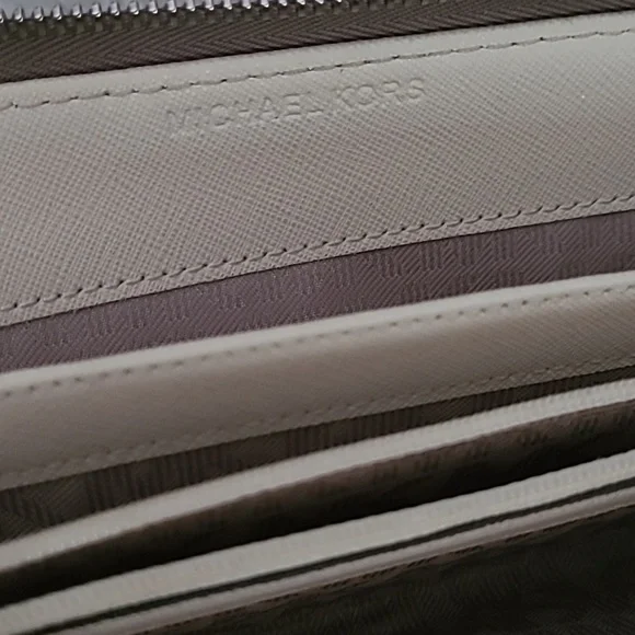 Michael Kors Leather Wallet ❤️ - Picture 6 of 10